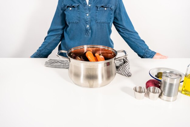 Osoba gotująca przy blacie