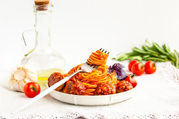 Talerz domowych makaronów z sosem